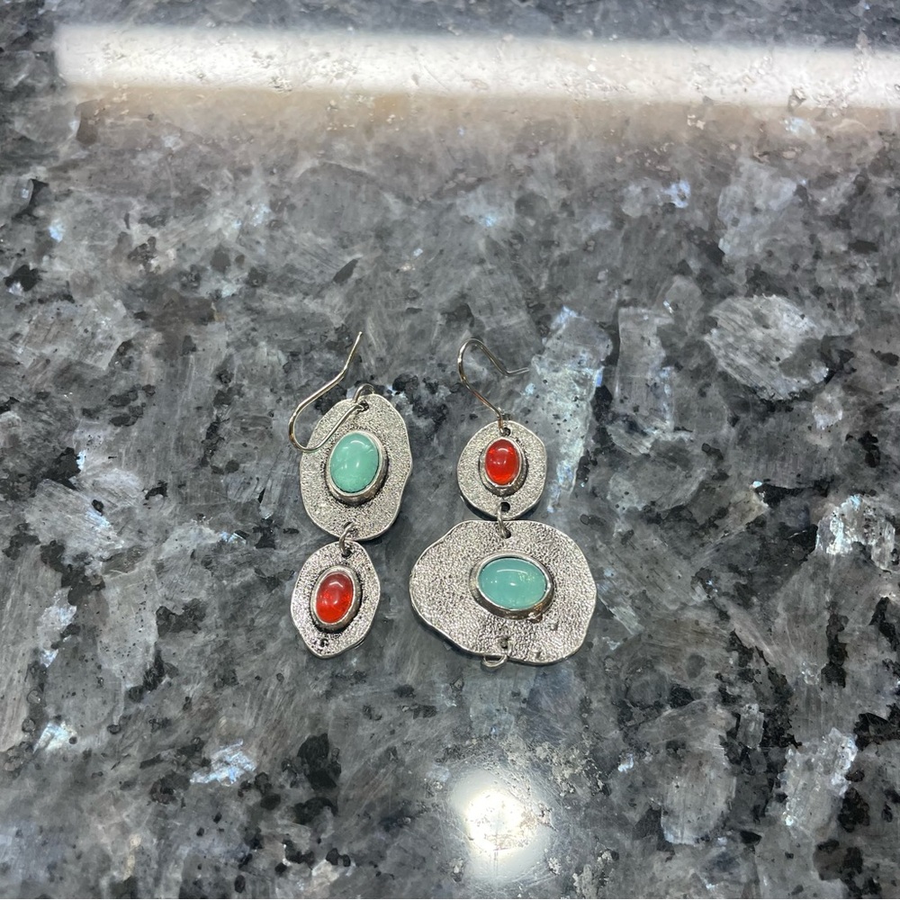 $2/$25 or 3/$35 NWOT Asymmetrical oval shaped silver and moonstone earrings - Picture 3 of 3